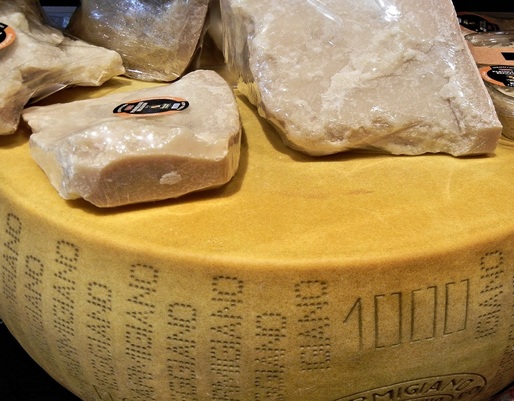 Un producător italian de lactate a vândut obligațiuni de 6 mil. euro garantate cu brânză Parmezan