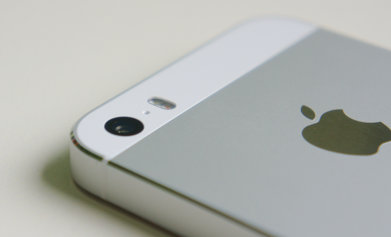 Acțiunile Apple scad cu peste 3% după ce miliardarul Carl Icahn și-a vândut întreaga participație la companie