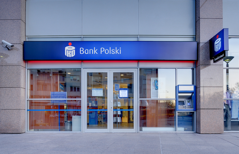 PKO Bank Polski preia divizia din Polonia a Raiffeisen, pentru 218 milioane de dolari