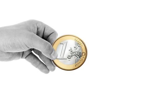 Euro crește la 4,5654 lei, record din octombrie 2012