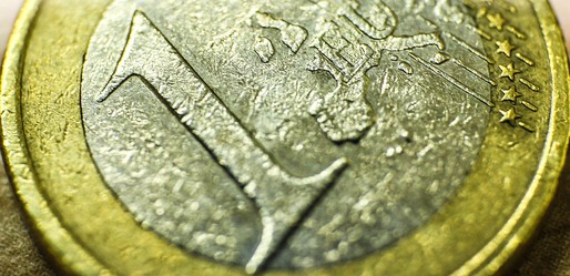 Euro rămâne peste 4,56 lei pentru a patra zi la rând, leul este slăbit de perspectivele fiscale