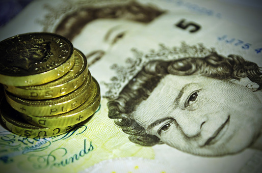 Lira sterlină a depășit 1,3 dolari pe unitate pentru prima oară din septembrie, susținută de vânzările de retail