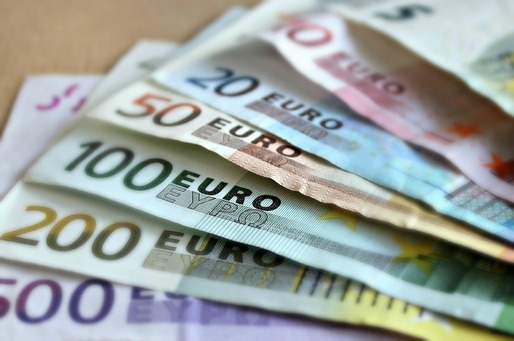 Euro se menține aproape de 4,56 lei, pe o tendință favorabilă leului