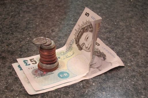 Lira sterlină urcă la maximul ultimului an față de dolar, pe fondul speculațiilor privind majorarea dobânzilor până la finele anului