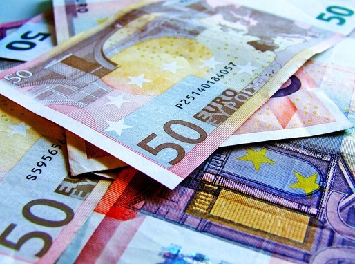 Euro crește peste 4,65 lei