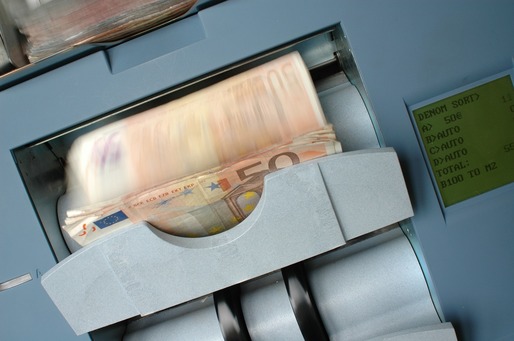 Euro se apropie de 4,83 lei la unele bănci comerciale