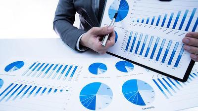 Analiștii financiari estimează o depreciere a leului în următoarele 12 luni și o majorare a primei de risc a României