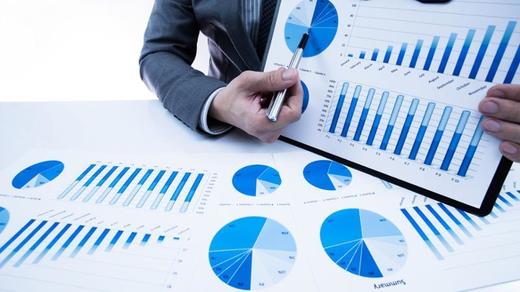 Analiștii financiari estimează o depreciere a leului în următoarele 12 luni și o majorare a primei de risc a României