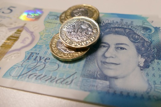 Lira sterlină a avut cea mai slabă lună din ultimul an în raport cu dolarul 