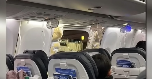 VIDEO Acțiunile Boeing se prăbușesc. Imagini care arată o gaură în aeronavă și pasageri care folosesc măști de oxigen