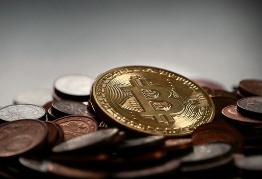 Bitcoin a scăzut pentru a treia zi consecutiv, continuând declinul de la maximul istoric