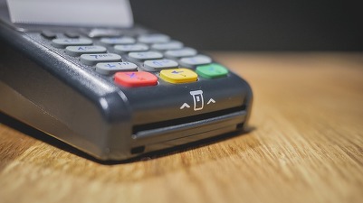 PREMIERĂ Visa a discutat cu Guvernul introducerea cardurilor comerciale la stat și plățile sociale digitale