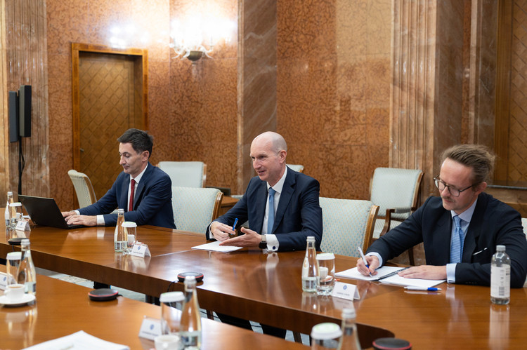 FOTO Bolojan se arată optimist după întâlnirea cu S&P, care va decide în curând dacă România intră sau nu la categoria junk