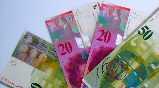 Banca Națională a Elveției menține dobânda de referință și promite intervenții, la nevoie, pentru slăbirea francului