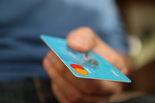 Plățile cu cardurile de credit la nivel mondial le vor depăși pentru prima oară pe cele în numerar în 2016