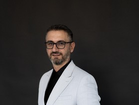 FOTO PREMIERĂ în România: asigurări pentru un robot umanoid și un câine-robot