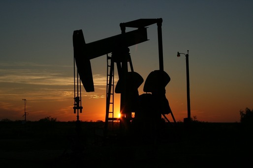 Prețul petrolului revine pe creștere și se apropie de 52 dolari/baril