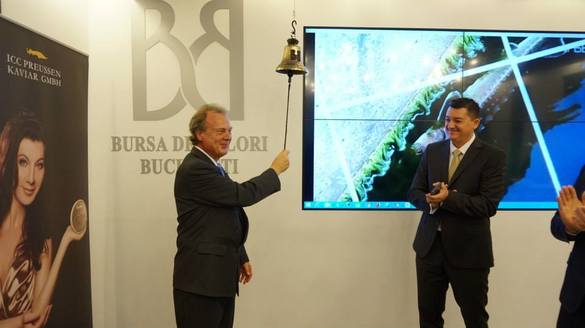 Antreprenorul german Roland Schröder și brokerul IFB Finwest Ovidiu Șerdean, la deschiderea ședinței BVB de azi.