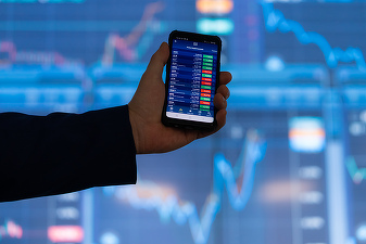 GRAFIC Nou record - Numărul de investitori care tranzacționează prin brokerii activi la BVB se apropie de borna de 300.000 de conturi