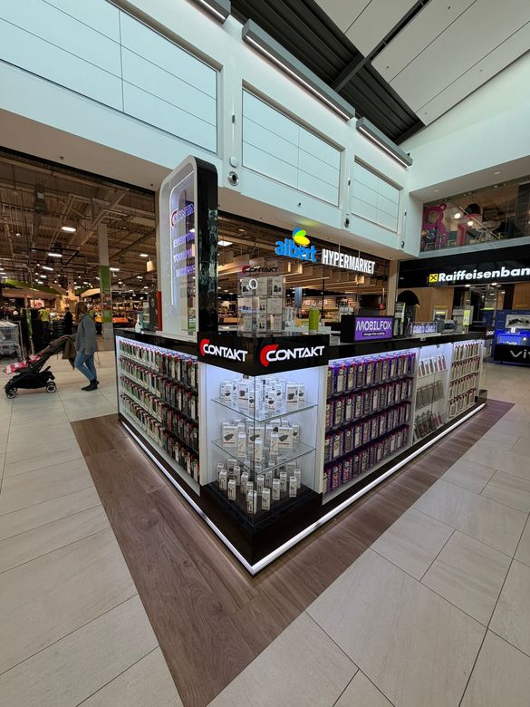 FOTO Contakt, cel mai mare lanț românesc de magazine cu accesorii pentru telefoane, face primul pas spre extinderea internațională și deschide o locație la Praga