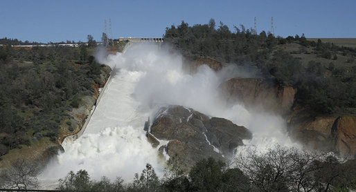 Aproximativ 130.000 de oameni au primit ordin de evacuare, pentru că cel mai înalt baraj din SUA a fost slăbit de ploi