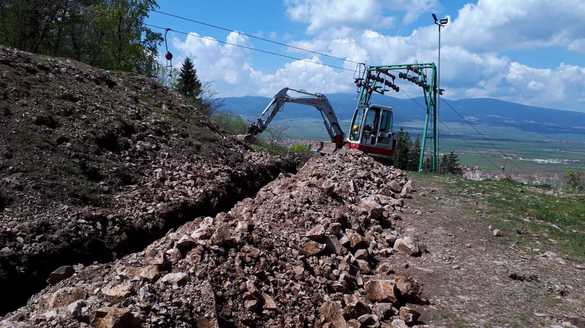 FOTO Electrica a construit o linie subterană de 1 km la Șumuleu Ciuc special pentru ca Papa să poată țină o slujbă la o mănăstire franciscană