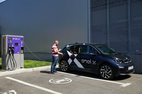 OMV Petrom și Enel X anunță instalarea a 10 stații de încărcare rapidă pentru automobilele electrice în benzinăriile OMV și Petrom