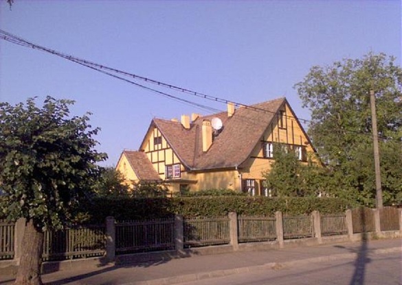 Proprietatea pe care se află amplasat punctul de lucru al agenților SPP care păzesc reședința din Sibiu a familiei Iohannis. Sursă foto: Wikimapia