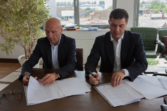 Edgar Schumacher (stânga), semnând un acord de investiții cu Adria Steel din Croația în 2012. Sursă foto: http://arhiva.nacional.hr/