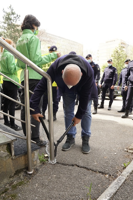 FOTO "Blocadă" Greenpeace la Ministerul Energiei. Jandarmii au intervenit