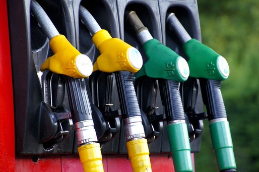 Explozie a prețurilor la benzină în Statele Unite. Cozi la pompe în Canada