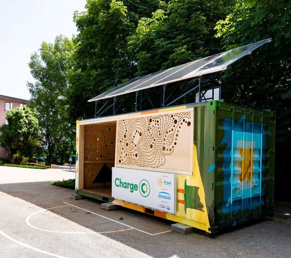 FOTO București: Stații de încărcat trotinete și biciclete electrice cu energie solară