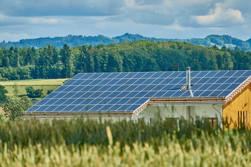 Capacitatea instalată pe acoperișuri de energie solară a crescut cu 49% în 2022. Spania, în fruntea europenilor