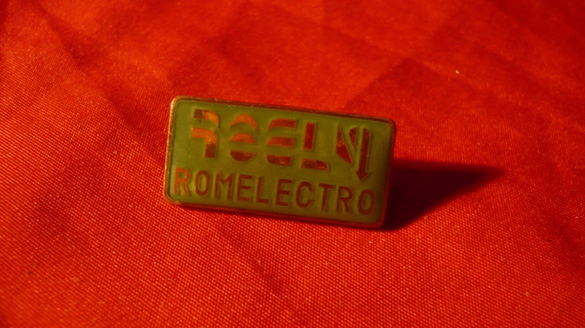 Insignă Romelectro de dinainte de 1989. Sursă foto: Okazii.ro