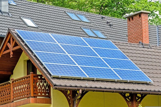 PREMIERĂ Românii cu panouri solare pe acoperișuri au ajuns să conteze pentru securitatea energetică a României la iarnă. Autoritățile așteaptă de la prosumatori o putere de 1.500 MW