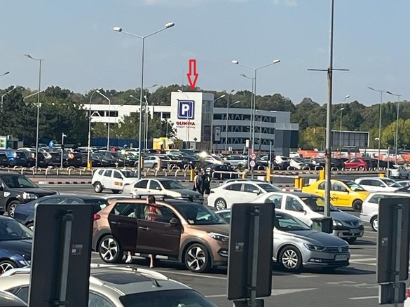 Parcarea, văzută din fața terminalului Plecări al Aeroportului Henri Coandă Otopeni. FOTO Profit.ro, 30 septembrie 2023.