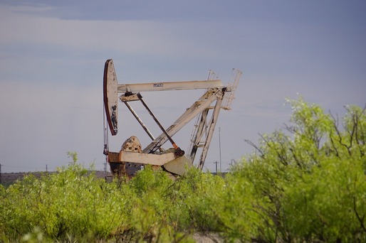 Prețurile petrolului au crescut cu 4%, recuperând unele dintre pierderile puternice de săptămâna trecută