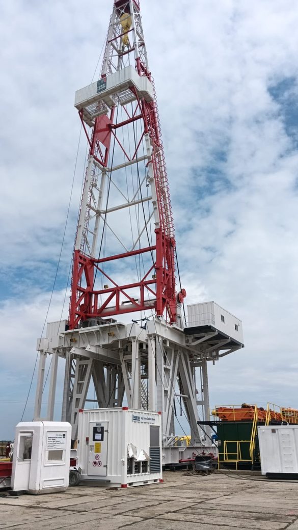 Montajul instalației de foraj de la sonda 54 Damianca. Sursă foto: pagina de Facebook a ministrului Energiei Montajul instalației de foraj de la sonda 54 Damianca. Sursă foto: pagina de Facebook a ministrului Energiei