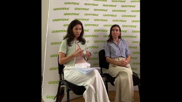 Mihaela Maravela (stânga), alături de Elena Ionescu, directoarea executivă a Greenpeace România Mihaela Maravela (stânga), alături de Elena Ionescu, directoarea executivă a Greenpeace România