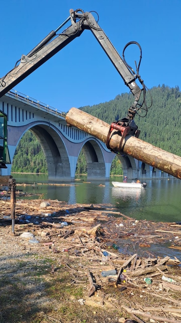 FOTO Hidroelectrica a început în forță degajarea deșeurilor de pe acumularea Izvorul Muntelui-Bicaz