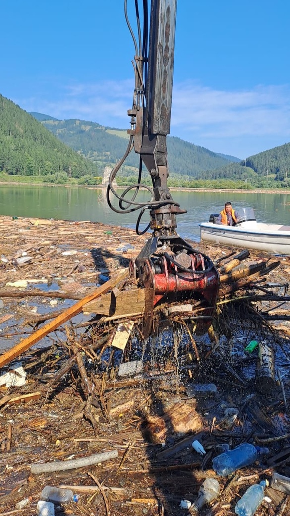 FOTO Hidroelectrica a început în forță degajarea deșeurilor de pe acumularea Izvorul Muntelui-Bicaz