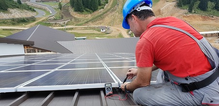 TABEL Prosumatorii au depășit pragul de 2.800 MW putere instalată și rămân peste ″fotovoltaicii″ comerciali mari. Ponderea celor cu stocare a crescut de aproape 5 ori