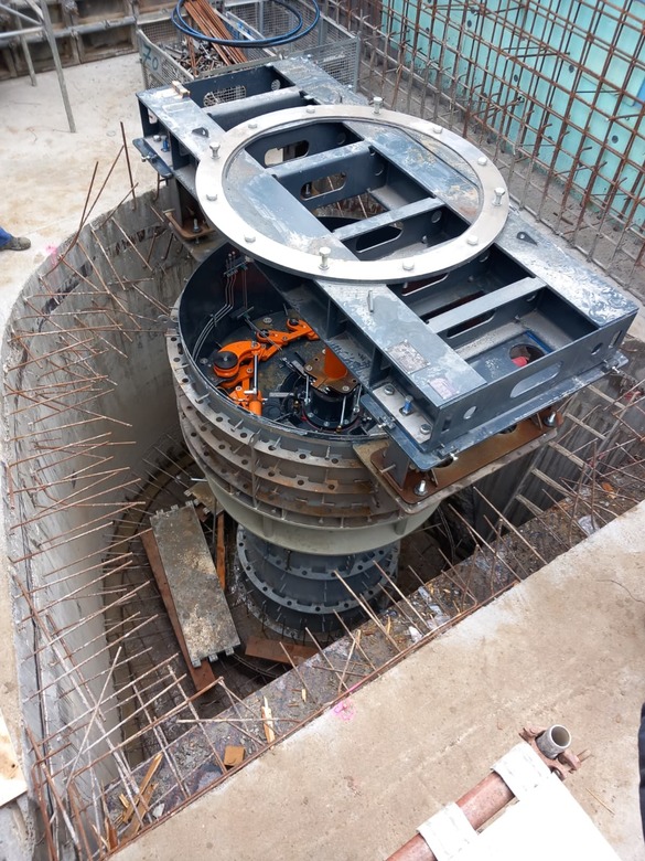FOTO A început montarea turbinei la microhidrocentrala Apa Nova din Complexul hidrotehnic Crivina-Ogrezeni