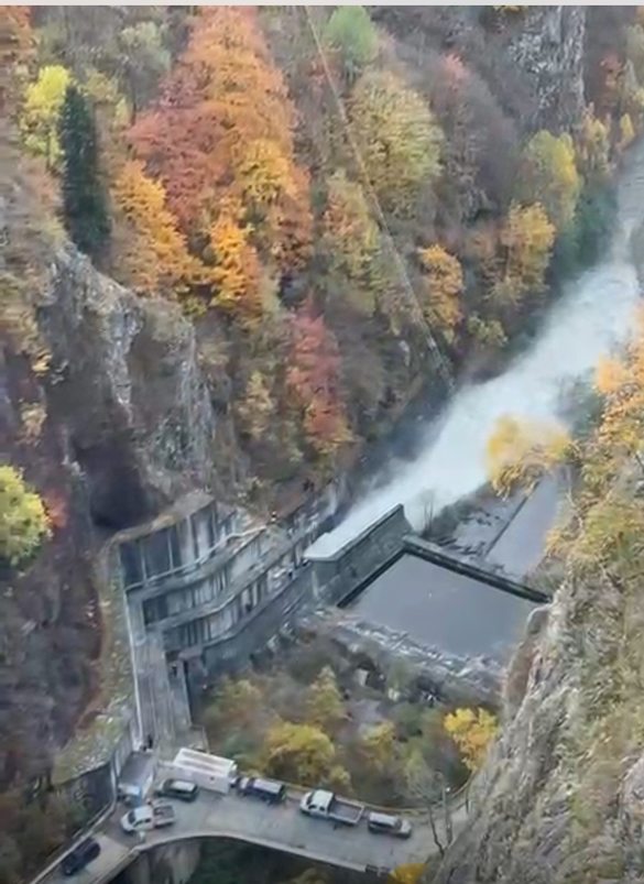 Exercițiu de deversare controlată a apei din lacul de acumulare Vidraru VIDEO&FOTO