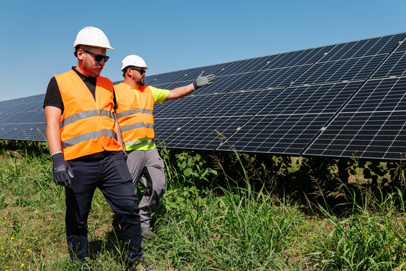Românii ridică o centrală fotovoltaică în Germania FOTO