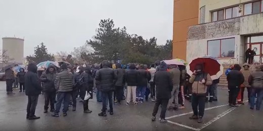Sute de angajați Petromidia se revoltă în fața clădirilor de birouri și cer salarii mărite