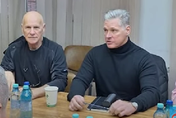 Farrell și Dyer, în vizită la termocentrala Paroșeni, 2023. Sursă foto: captură Mondo TV Farrell și Dyer, în vizită la termocentrala Paroșeni, 2023. Sursă foto: captură Mondo TV