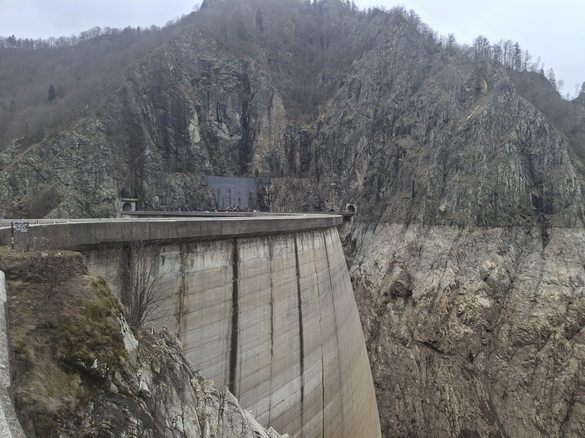 FOTO Barajul Vidraru, de 60 ani în funcțiune, dar cu durată de viață proiectată de 30 de ani, va fi reumplut până în toamnă
