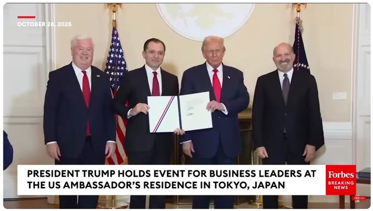 Wadie Habboush, al doilea de la stânga la dreapta, alături de ambasadorul SUA în Japonia, George Glass, președintele Donald Trump și secretarul pentru Comerț, Howard Lutnick, octombrie 2025. Sursă foto: captură YouTube, canal Forbes Breaking News Wadie Habboush, al doilea de la stânga la dreapta, alături de ambasadorul SUA în Japonia, George Glass, președintele Donald Trump și secretarul pentru Comerț, Howard Lutnick, octombrie 2025. Sursă foto: captură YouTube, canal Forbes Breaking News