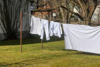 Românii își spală mai des rufele în regim eco